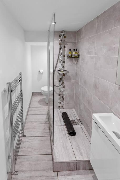 Newly Refurbed, Central Apartment With Free Parking And Hot Tub Литам Сент Аннс Екстериор снимка