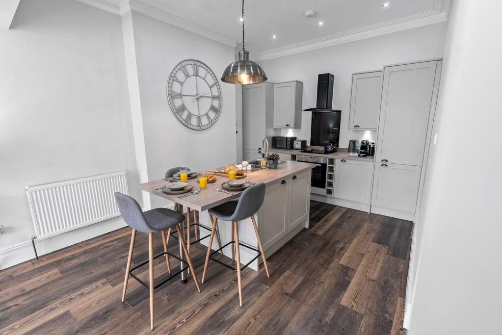 Newly Refurbed, Central Apartment With Free Parking And Hot Tub Литам Сент Аннс Екстериор снимка